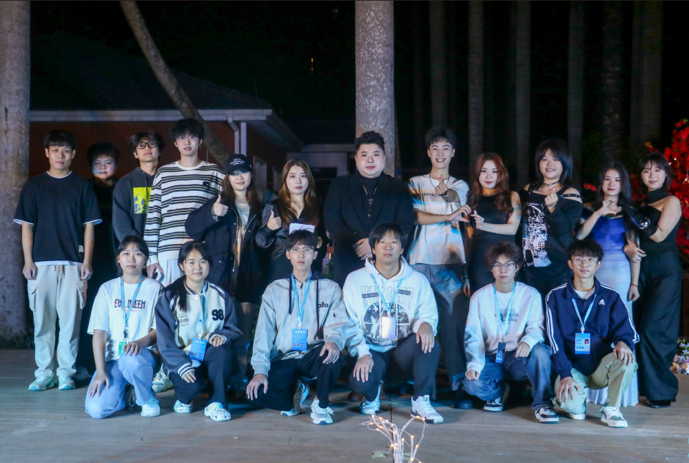 演出结束后进行大合照.png