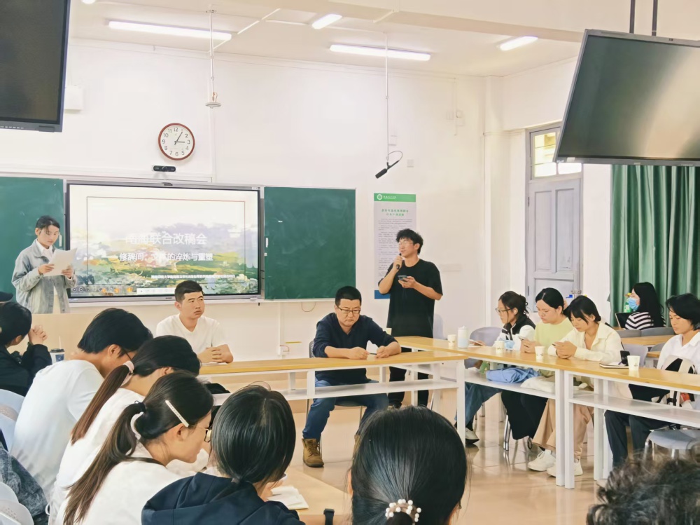 我校南海潮文学社与琼台师范学院紫檀文学社联合改稿会.jpg