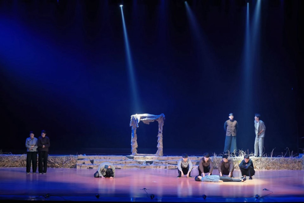 话剧《生死场》在大学生活动中心演艺厅隆重上演.jpg