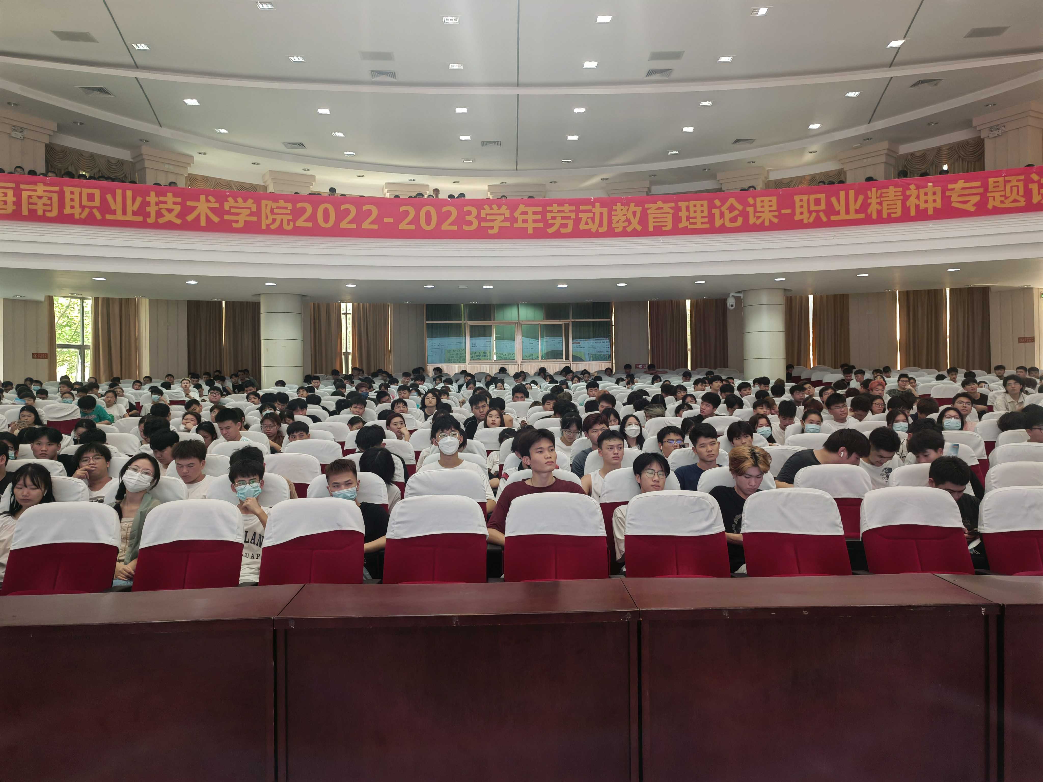 “弘扬工匠精神，成就平凡人生”专题讲座现场(1).jpg