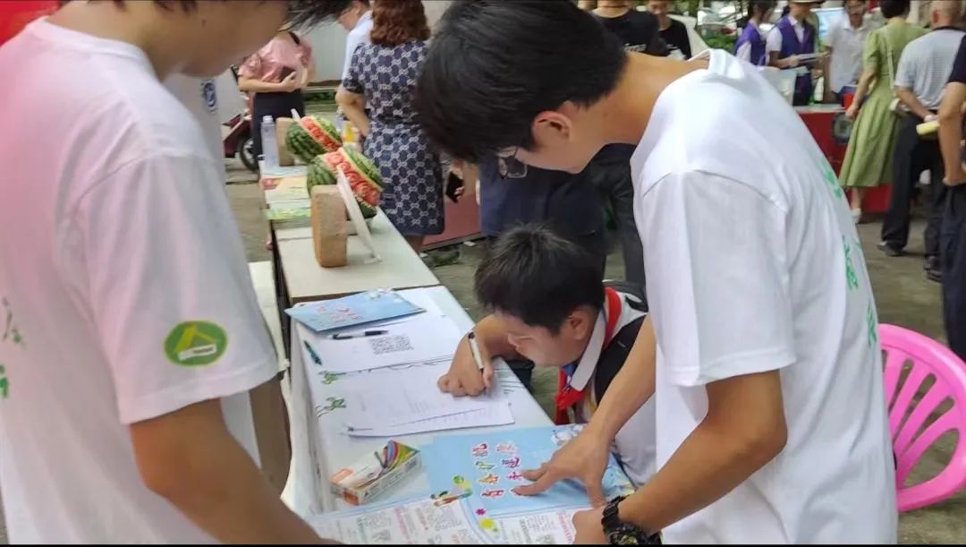 图5：到海口市秀英区长秀社区开展青春健康教育知识宣传.jpg