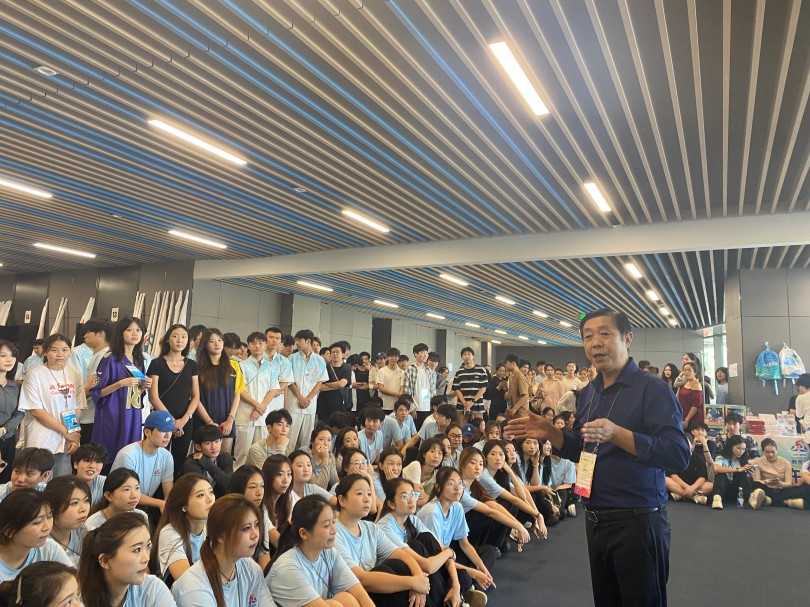 学校领导在排练现场做动员讲话.jpg