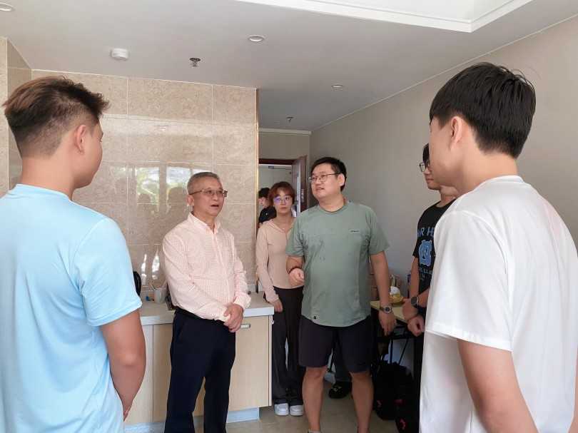 学校领导在驻地看望慰问参演师生.jpg