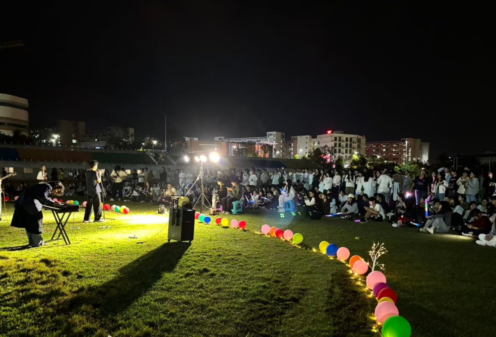 桂林洋校区同学沉浸观看草坪音乐节.jpg 桂林洋校区同学沉浸观看草坪音乐节.jpg